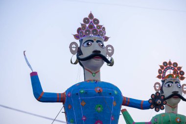 Dussehra sırasında yakılmayı bekleyen Hint mitolojik kralı Ravana 'nın el yapımı heykeli. Vijayadashami vesilesiyle tüm Hindistan 'da bir festival kutlandı..