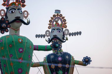 Dussehra sırasında yakılmayı bekleyen Hint mitolojik kralı Ravana 'nın el yapımı heykeli. Vijayadashami vesilesiyle tüm Hindistan 'da bir festival kutlandı..