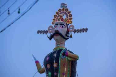 Dussehra sırasında yakılmayı bekleyen Hint mitolojik kralı Ravana 'nın el yapımı heykeli. Vijayadashami vesilesiyle tüm Hindistan 'da bir festival kutlandı..