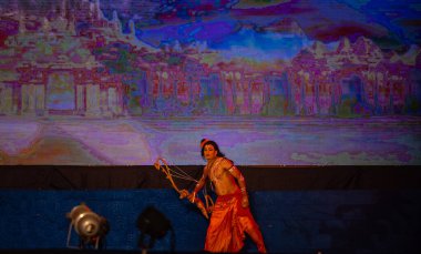 Gaziabad, Uttar Pradesh, Hindistan - 24 Ekim 2023: Dussehra festivali sırasında Ramlila 'da Ramayana' da karakter kralı Ravana 'yı oynayan bir erkek sanatçının portresi.