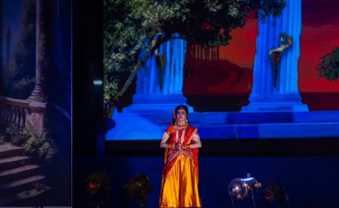 Gaziabad, Uttar Pradesh, Hindistan - 24 Ekim 2023: Dussehra festivali sırasında Ramlila 'da Ramayana' da karakter kralı Ravana 'yı oynayan bir erkek sanatçının portresi.