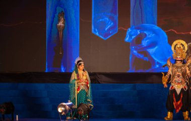 Gaziabad, Uttar Pradesh, Hindistan - 24 Ekim 2023: Dussehra festivali sırasında Ramlila 'da Ramayana' da karakter kralı Ravana 'yı oynayan bir erkek sanatçının portresi.