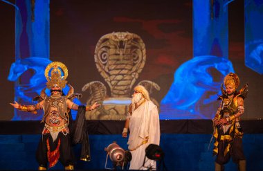 Gaziabad, Uttar Pradesh, Hindistan - 24 Ekim 2023: Dussehra festivali sırasında Ramlila 'da yaşlı bir adam olan Ramayana' nın diğer karakteriyle şeytan kralı Ravana karakterini canlandıran erkek sanatçı portresi. 
