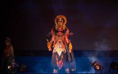 Gaziabad, Uttar Pradesh, Hindistan - 24 Ekim 2023: Dussehra festivali sırasında Ramlila 'da Ramayana' da karakter kralı Ravana 'yı oynayan bir erkek sanatçının portresi.