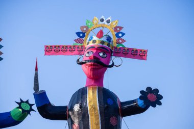 Dussehra sırasında yakılmayı bekleyen Hint mitolojik kralı Ravana 'nın el yapımı heykeli. Vijayadashami vesilesiyle tüm Hindistan 'da bir festival kutlandı..