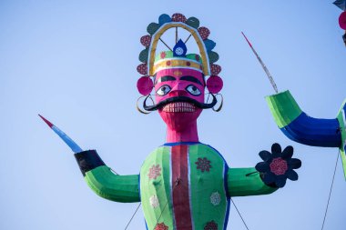 Dussehra sırasında yakılmayı bekleyen Hint mitolojik kralı Ravana 'nın el yapımı heykeli. Vijayadashami vesilesiyle tüm Hindistan 'da bir festival kutlandı..