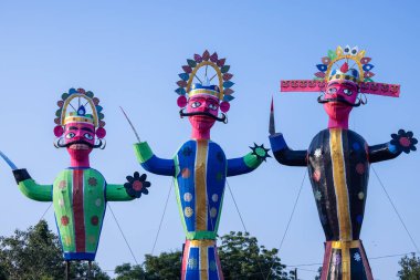 Dussehra sırasında yakılmayı bekleyen Hint mitolojik kralı Ravana 'nın el yapımı heykeli. Vijayadashami vesilesiyle tüm Hindistan 'da bir festival kutlandı..