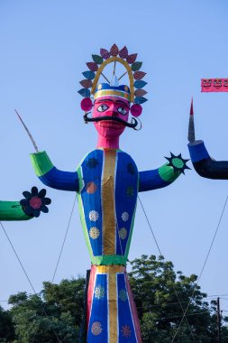 Dussehra sırasında yakılmayı bekleyen Hint mitolojik kralı Ravana 'nın el yapımı heykeli. Vijayadashami vesilesiyle tüm Hindistan 'da bir festival kutlandı..