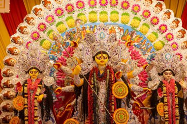 Subho mahalaya, Pandal 'da süslenmiş Tanrıça Durga' nın idolü. Durga Puja, Hinduizm ve Bengaliler 'in en büyük dini bayramıdır..