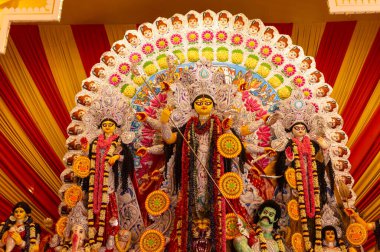 Subho mahalaya, Pandal 'da süslenmiş Tanrıça Durga' nın idolü. Durga Puja, Hinduizm ve Bengaliler 'in en büyük dini bayramıdır..