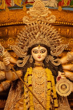 Subho mahalaya, Pandal 'da süslenmiş Tanrıça Durga' nın idolü. Durga Puja, Hinduizm ve Bengaliler 'in en büyük dini bayramıdır..