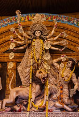 Subho mahalaya, Pandal 'da süslenmiş Tanrıça Durga' nın idolü. Durga Puja, Hinduizm ve Bengaliler 'in en büyük dini bayramıdır..