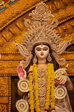 Subho mahalaya, Pandal 'da süslenmiş Tanrıça Durga' nın idolü. Durga Puja, Hinduizm ve Bengaliler 'in en büyük dini bayramıdır..