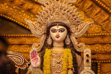 Subho mahalaya, Pandal 'da süslenmiş Tanrıça Durga' nın idolü. Durga Puja, Hinduizm ve Bengaliler 'in en büyük dini bayramıdır..