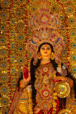 Subho mahalaya, Pandal 'da süslenmiş Tanrıça Durga' nın idolü. Durga Puja, Hinduizm ve Bengaliler 'in en büyük dini bayramıdır..