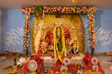 Subho mahalaya, Pandal 'da süslenmiş Tanrıça Durga' nın idolü. Durga Puja, Hinduizm ve Bengaliler 'in en büyük dini bayramıdır..