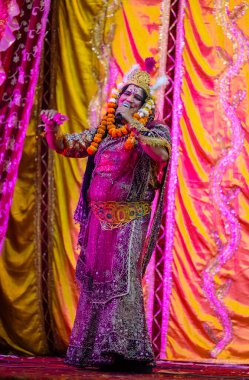 Gaziabad, Uttar Pradesh, Hindistan - 20 Ekim 2023: Dussehra festivali sırasında Hindu kutsal kitabı Ramayana 'yı canlandıran Hintli sanatçının portresi
