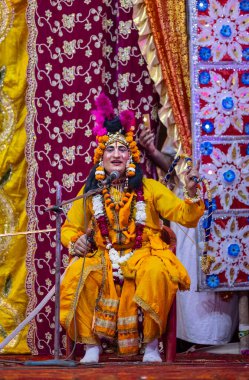 Gaziabad, Uttar Pradesh, Hindistan - 20 Ekim 2023: Dussehra festivali sırasında Hindu kutsal kitabı Ramayana 'yı canlandıran Hintli sanatçının portresi