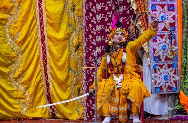 Gaziabad, Uttar Pradesh, Hindistan - 20 Ekim 2023: Dussehra festivali sırasında Hindu kutsal kitabı Ramayana 'yı canlandıran Hintli sanatçının portresi