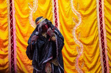 Gaziabad, Uttar Pradesh, Hindistan - 20 Ekim 2023: Dussehra festivali sırasında Hindu kutsal kitabı Ramayana 'yı canlandıran Hintli sanatçının portresi