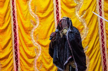 Gaziabad, Uttar Pradesh, Hindistan - 20 Ekim 2023: Dussehra festivali sırasında Hindu kutsal kitabı Ramayana 'yı canlandıran Hintli sanatçının portresi