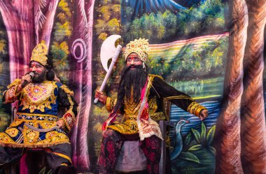 Gaziabad, Uttar Pradesh, Hindistan - 20 Ekim 2023: Dussehra festivali sırasında Hindu kutsal kitabı Ramayana karakterlerini canlandıran Hintli sanatçıların portresi
