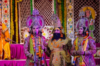Gaziabad, Uttar Pradesh, Hindistan - 20 Ekim 2023: Dussehra festivali sırasında Hindu kutsal kitabı Ramayana karakterlerini canlandıran Hintli sanatçıların portresi
