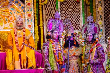 Gaziabad, Uttar Pradesh, Hindistan - 20 Ekim 2023: Dussehra festivali sırasında Hindu kutsal kitabı Ramayana karakterlerini canlandıran Hintli sanatçıların portresi