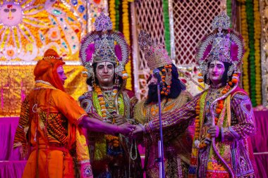 Gaziabad, Uttar Pradesh, Hindistan - 20 Ekim 2023: Dussehra festivali sırasında Hindu kutsal kitabı Ramayana karakterlerini canlandıran Hintli sanatçıların portresi