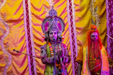 Gaziabad, Uttar Pradesh, Hindistan - 20 Ekim 2023: Dussehra festivali sırasında Hindu kutsal kitabı Ramayana karakterlerini canlandıran Hintli sanatçıların portresi