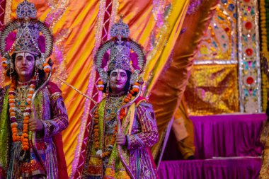 Gaziabad, Uttar Pradesh, Hindistan - 20 Ekim 2023: Dussehra festivali sırasında Hindu kutsal kitabı Ramayana karakterlerini canlandıran Hintli sanatçıların portresi
