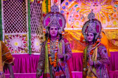 Gaziabad, Uttar Pradesh, Hindistan - 20 Ekim 2023: Dussehra festivali sırasında Hindu kutsal kitabı Ramayana karakterlerini canlandıran Hintli sanatçıların portresi