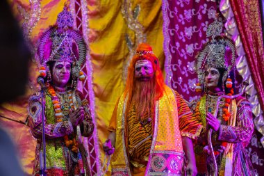 Gaziabad, Uttar Pradesh, Hindistan - 20 Ekim 2023: Dussehra festivali sırasında Hindu kutsal kitabı Ramayana karakterlerini canlandıran Hintli sanatçıların portresi