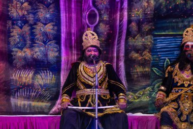Gaziabad, Uttar Pradesh, Hindistan - 20 Ekim 2023: Dussehra festivali sırasında Hindu kutsal kitabı Ramayana karakterlerini canlandıran Hintli sanatçıların portresi