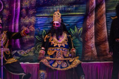 Gaziabad, Uttar Pradesh, Hindistan - 20 Ekim 2023: Dussehra festivali sırasında Hindu kutsal kitabı Ramayana 'yı canlandıran Hintli sanatçının portresi