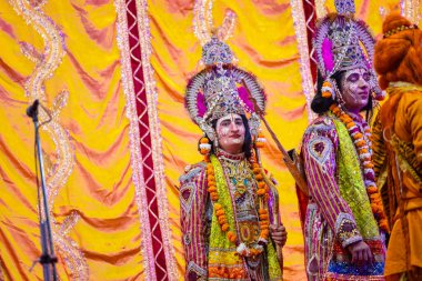 Gaziabad, Uttar Pradesh, Hindistan - 20 Ekim 2023: Dussehra festivali sırasında Hindu kutsal kitabı Ramayana karakterlerini canlandıran Hintli sanatçıların portresi