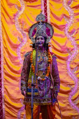 Gaziabad, Uttar Pradesh, Hindistan - 20 Ekim 2023: Dussehra festivali sırasında Hindu kutsal kitabı Ramayana 'yı canlandıran Hintli sanatçının portresi