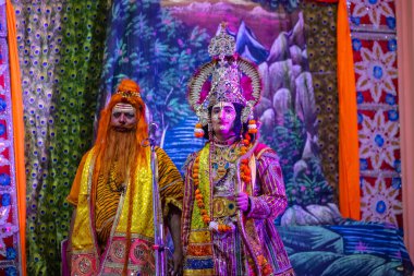 Gaziabad, Uttar Pradesh, Hindistan - 20 Ekim 2023: Dussehra festivali sırasında Hindu kutsal kitabı Ramayana karakterlerini canlandıran Hintli sanatçıların portresi