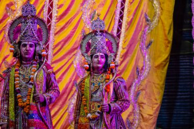 Gaziabad, Uttar Pradesh, Hindistan - 20 Ekim 2023: Dussehra festivali sırasında Hindu kutsal kitabı Ramayana karakterlerini canlandıran Hintli sanatçıların portresi