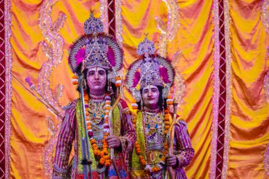 Gaziabad, Uttar Pradesh, Hindistan - 20 Ekim 2023: Ramlila 'da Alacakaranlık Festivali sırasında Hintli kutsal kitap Ramayana karakterlerini canlandıran Hintli sanatçıların portresi.