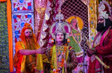 Gaziabad, Uttar Pradesh, Hindistan - 20 Ekim 2023: Ramlila 'da Alacakaranlık Festivali sırasında Hintli kutsal kitap Ramayana karakterlerini canlandıran Hintli sanatçıların portresi.