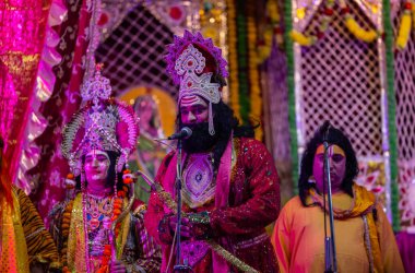 Gaziabad, Uttar Pradesh, Hindistan - 20 Ekim 2023: Ramlila 'da Alacakaranlık Festivali sırasında Hintli kutsal kitap Ramayana karakterlerini canlandıran Hintli sanatçıların portresi.