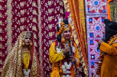 Gaziabad, Uttar Pradesh, Hindistan - 20 Ekim 2023: Ramlila 'da Alacakaranlık Festivali sırasında Hintli kutsal kitap Ramayana karakterlerini canlandıran Hintli sanatçıların portresi.