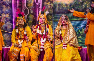 Gaziabad, Uttar Pradesh, Hindistan - 20 Ekim 2023: Ramlila 'da Alacakaranlık Festivali sırasında Hintli kutsal kitap Ramayana karakterlerini canlandıran Hintli sanatçıların portresi.