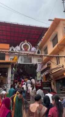 İnsanlar, Tanrı Shiva 'nın Hindu tapınağını ziyaret ediyor.