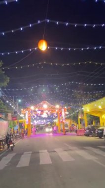 Ghaziabad, Uttar Pradesh, Hindistan - Shri Krishna Janmashtami festivali sırasında 25 Ağustos 2024: 4k renkli ışıklandırma klip.