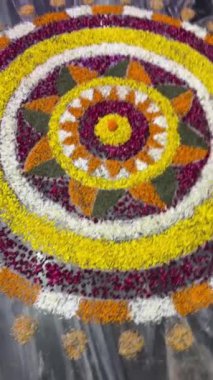 Ganesh Chaturthi Festivali sırasında yere çiçek serilmiş hindu tanrısı Ganesh 'in el yapımı Rangoli' si..