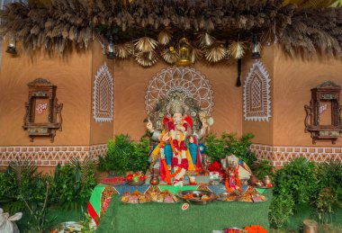 Ganesh Chaturthi, Hint Tanrısı Ganesh 'in renkli el yapımı putu Ganesh Chaturthi festivalinde ibadet için süslenmiş pandalda..