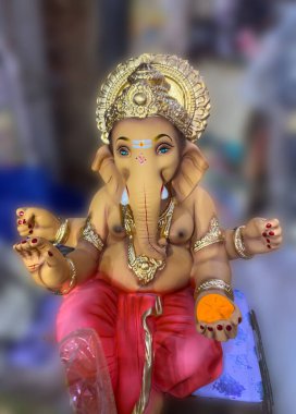 Ganesh Chaturthi, Hint Tanrısı Ganesh 'in renkli el yapımı putu Ganesh Chaturthi festivalinde ibadet için süslenmiş pandalda..