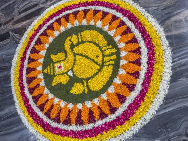 Ganesh Chaturthi Festivali 'nde Ganesh' in mermer zeminde yaptığı el yapımı Rangoli..